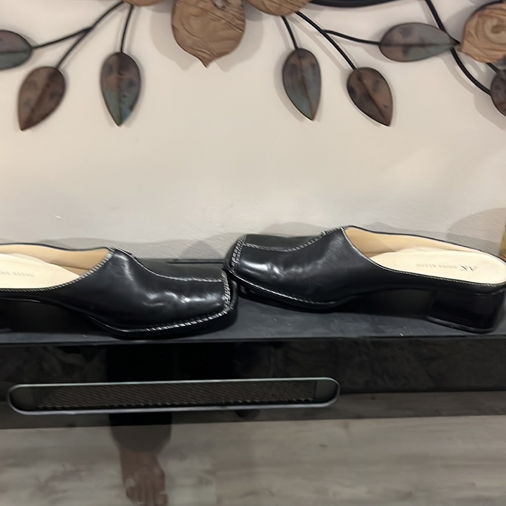 Gently used Anne Klein, Magrammar leather upper, size8 1/2 - Picture 5 of 5